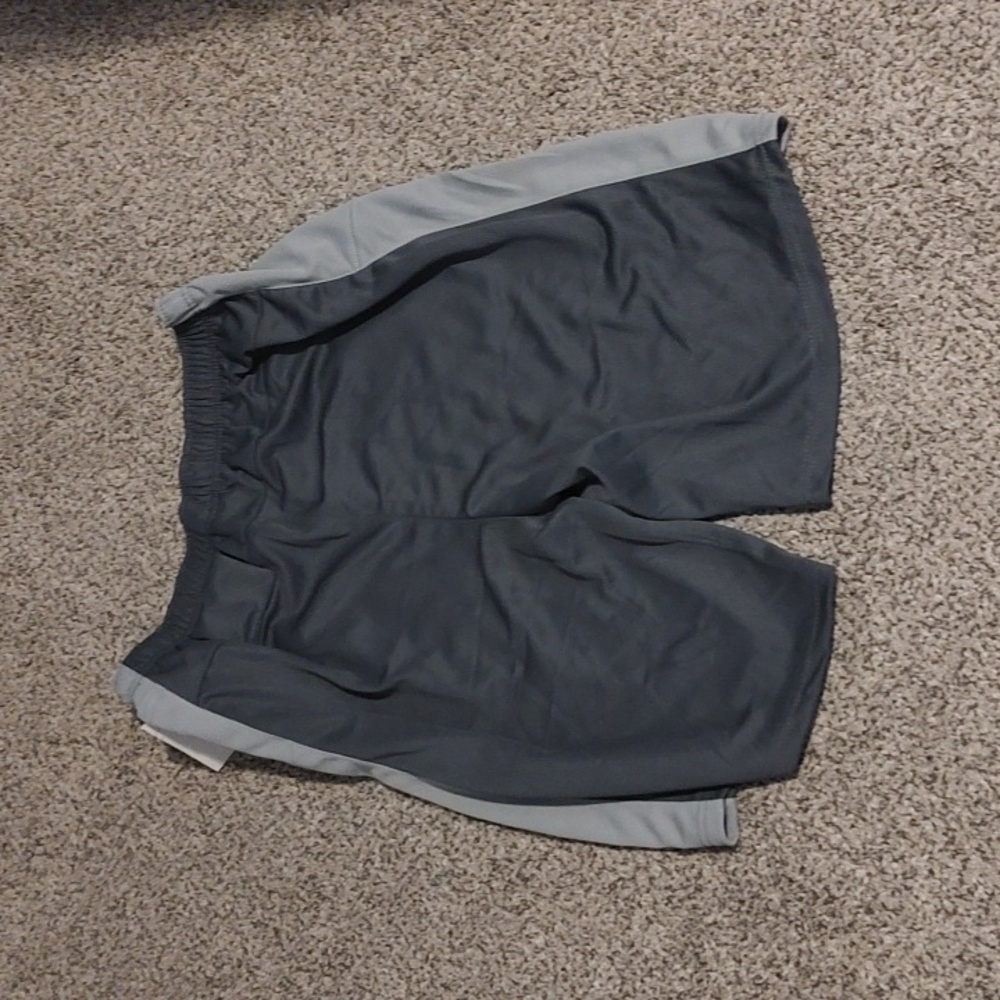 ESSENTIAL Men's Black and Gray Athletic Shorts - Picture 4 of 5